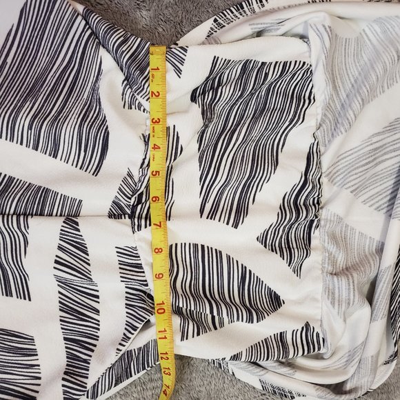 Retro Strapless Romper: White & Black Geometric, with Pockets! - Picture 5 of 6